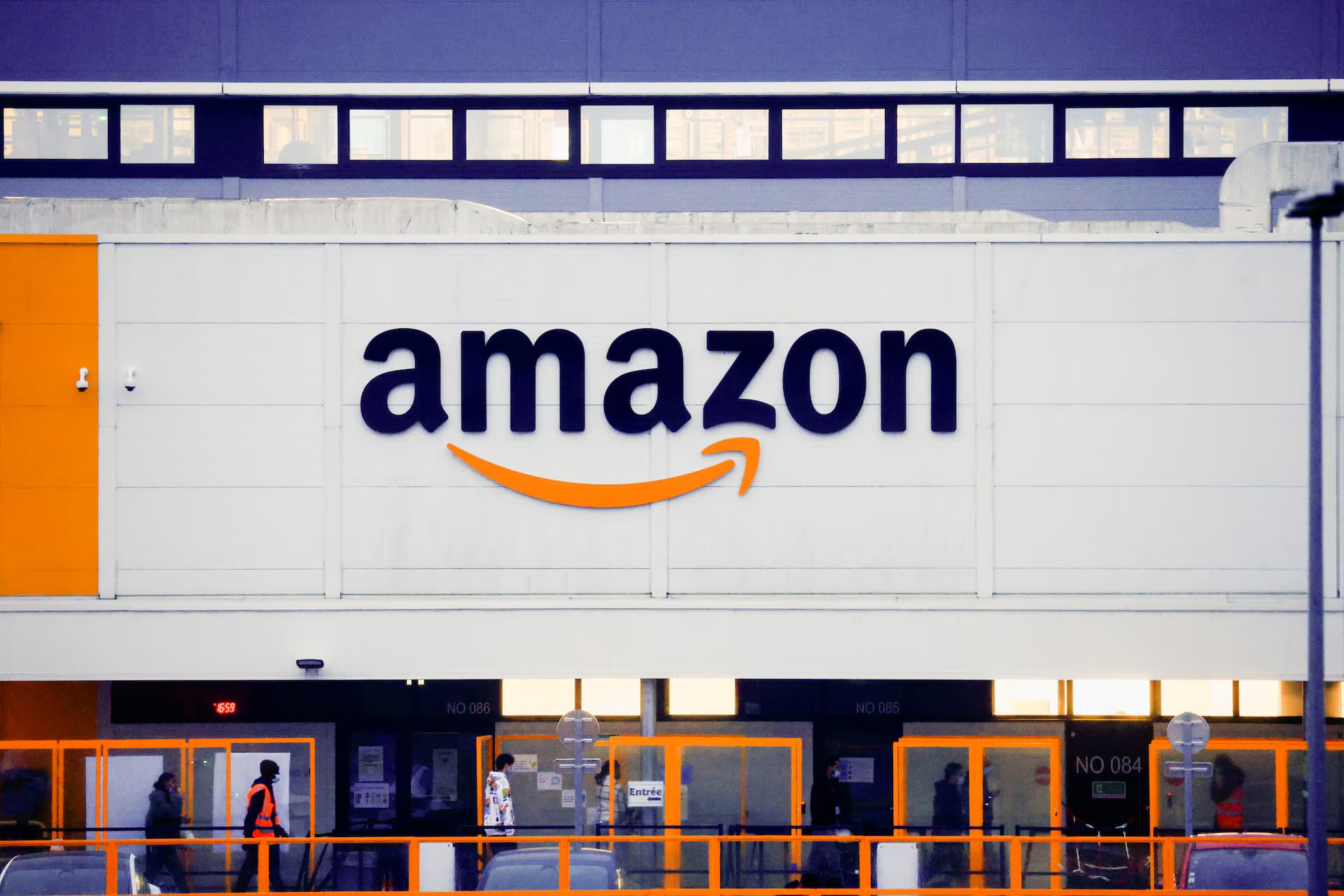 Amazon Q4 2025 財報分析：營收、AWS 都很猛，但 2,000 億美元資本支出嚇壞市場